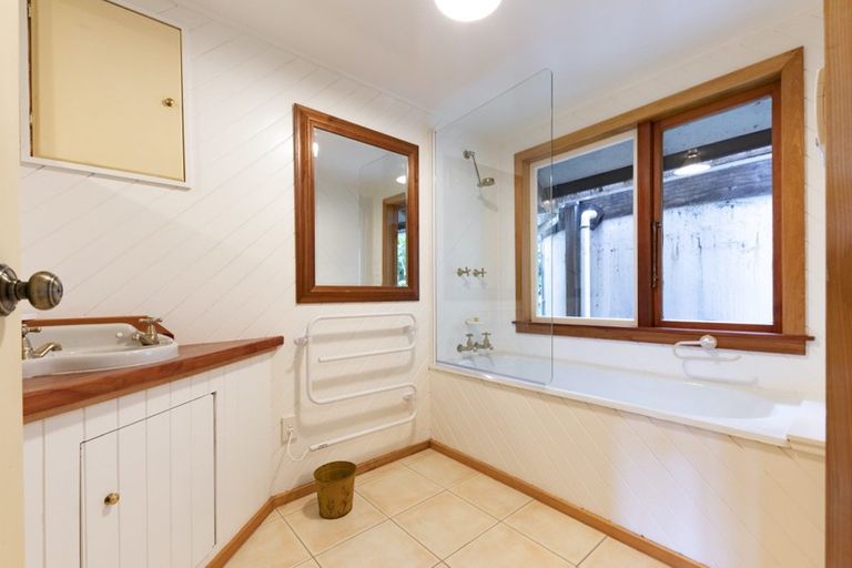 Photo of property in 7 Piha Road, Piha, 0772