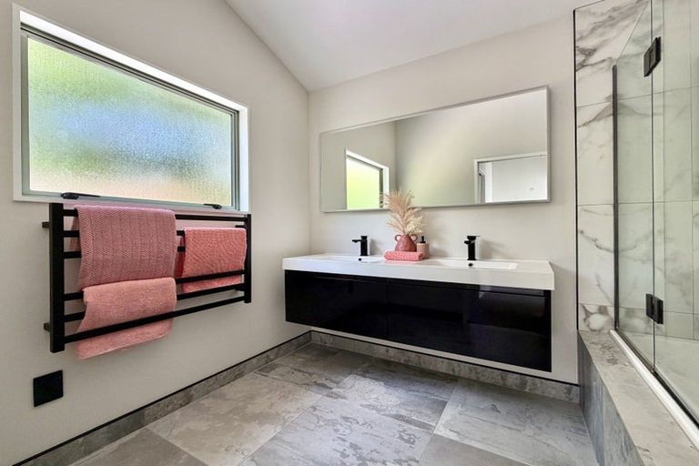 Photo of property in 90b Eskdale Road, Birkdale, Auckland, 0626