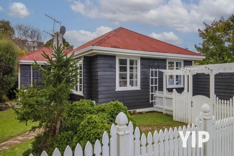Photo of property in 6 Lyndhurst Road, Tawa, Wellington, 5028