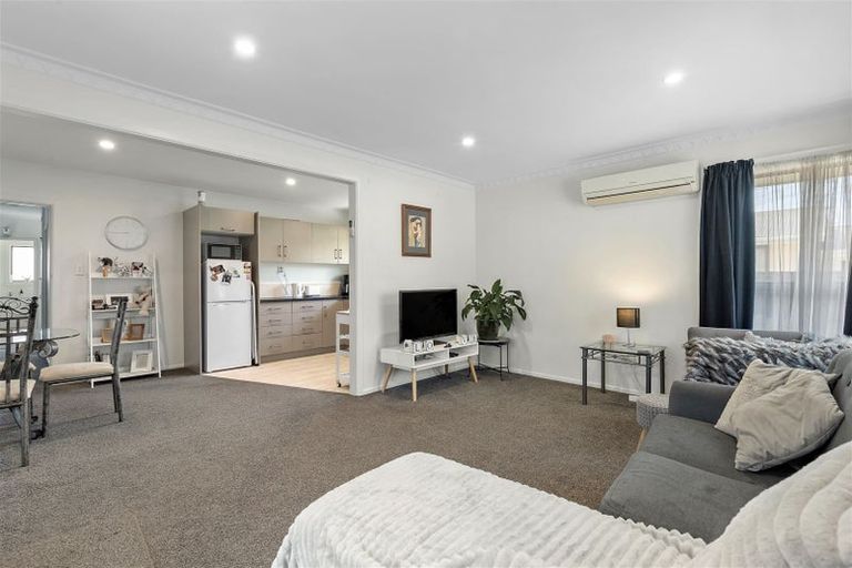 Photo of property in 320 Memorial Avenue, Burnside, Christchurch, 8053