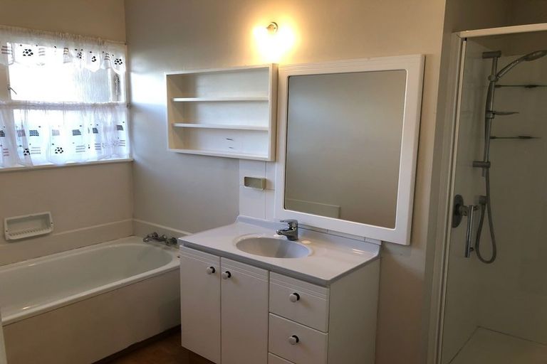 Photo of property in 11 Tupaki Place, Pakuranga Heights, Auckland, 2010