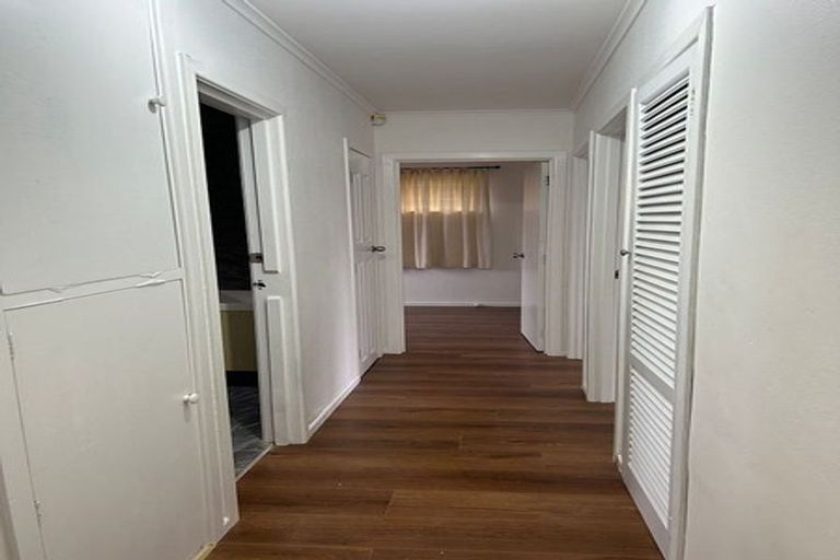 Photo of property in 49 Lauderdale Road, Birkdale, Auckland, 0626