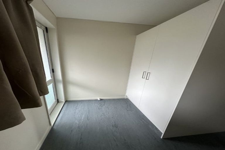 Photo of property in 2/242 Great North Road, Henderson, Auckland, 0612