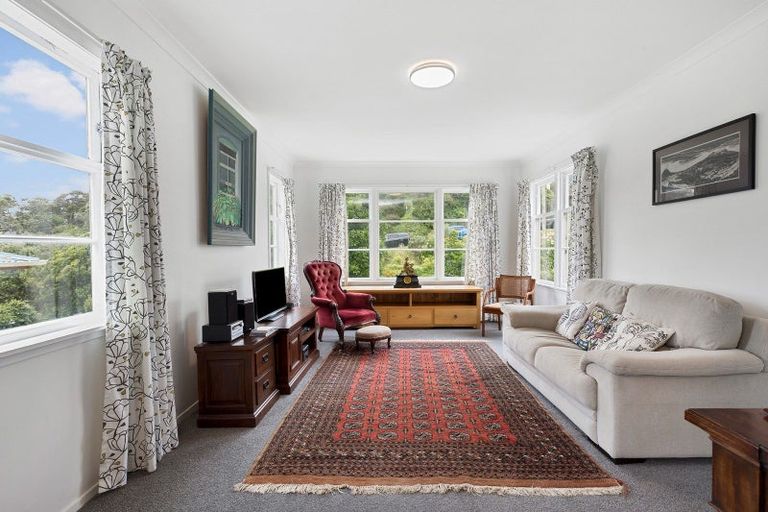 Photo of property in 36 Miles Crescent, Newlands, Wellington, 6037