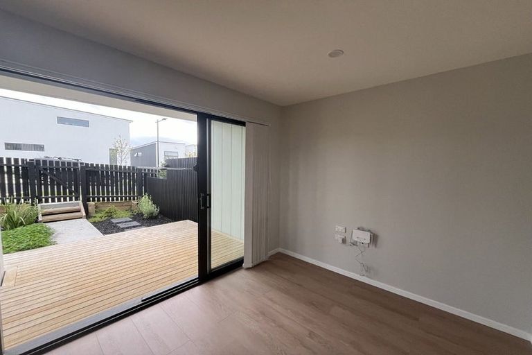 Photo of property in 2 Mikoikoi Crescent, Mangere Bridge, Auckland, 2022
