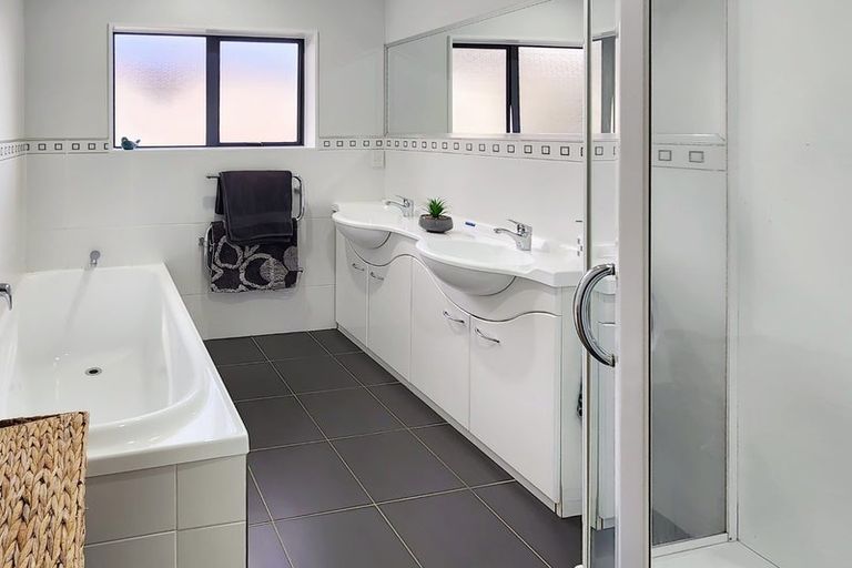 Photo of property in 16 Birkinshaw Grove, Riverstone Terraces, Upper Hutt, 5018