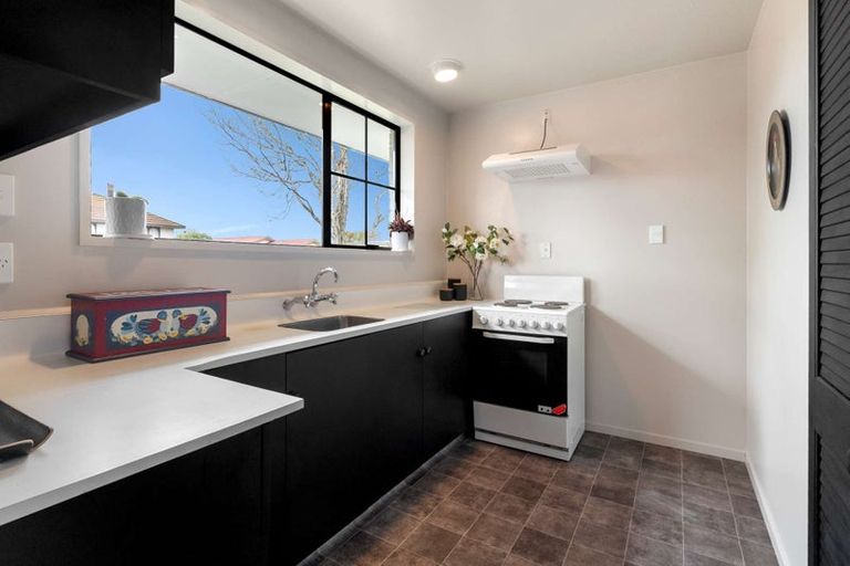 Photo of property in 37 Karnak Crescent, Russley, Christchurch, 8042