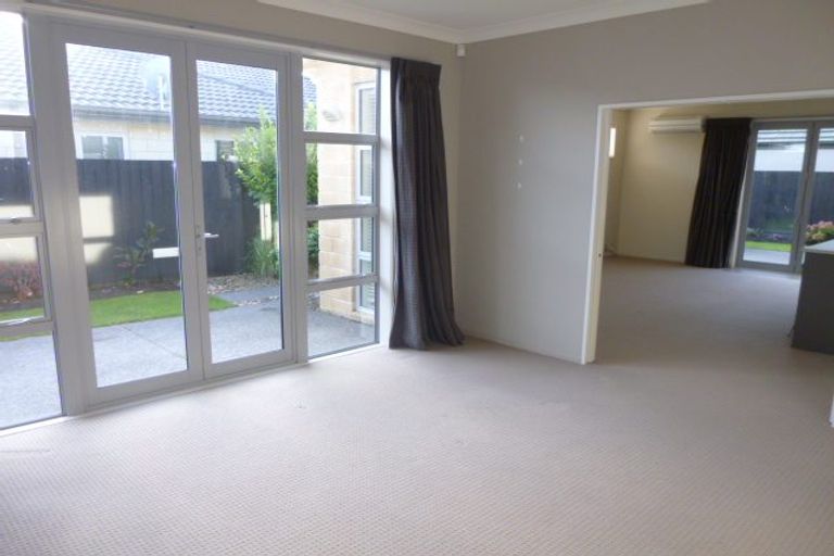 Photo of property in 5 Crofton Road, Harewood, Christchurch, 8051