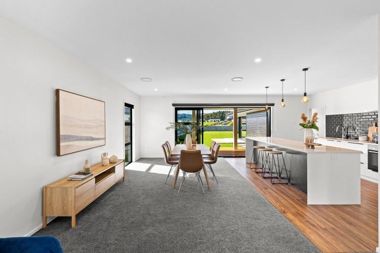 Photo of property in 42 Sardinia Grove, Fitzherbert, Palmerston North, 4410