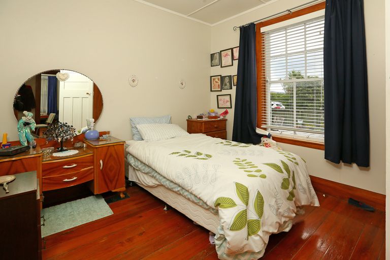 Photo of property in 38 Newington Road, Henderson, Auckland, 0612