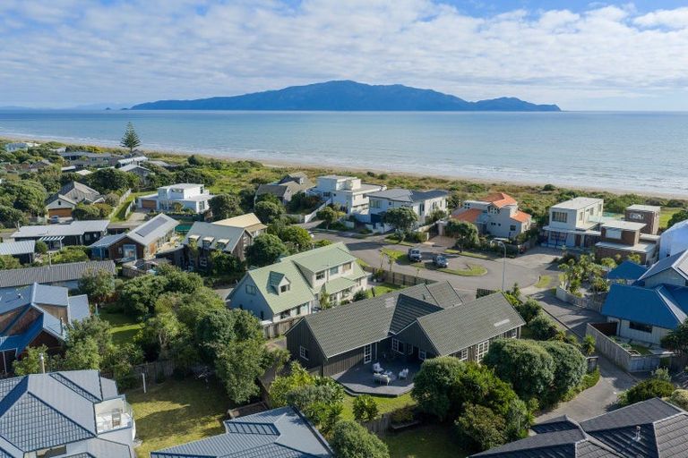 Photo of property in 14 Olliver Grove, Waikanae Beach, Waikanae, 5036