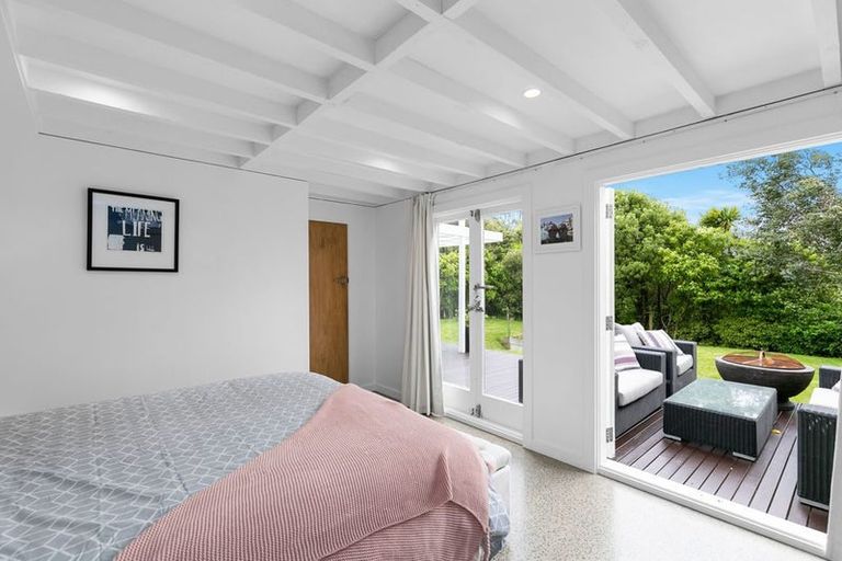 Photo of property in 1 Wakely Road, Newlands, Wellington, 6037