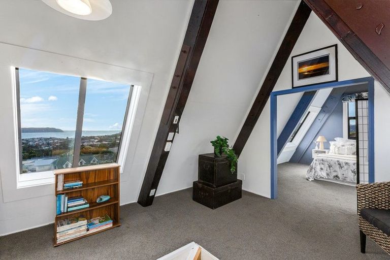 Photo of property in 112 Gloaming Hill, Titahi Bay, Porirua, 5022