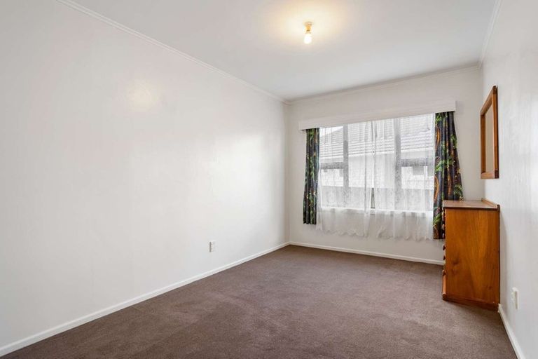 Photo of property in 6 Durham Street, Te Atatu Peninsula, Auckland, 0610