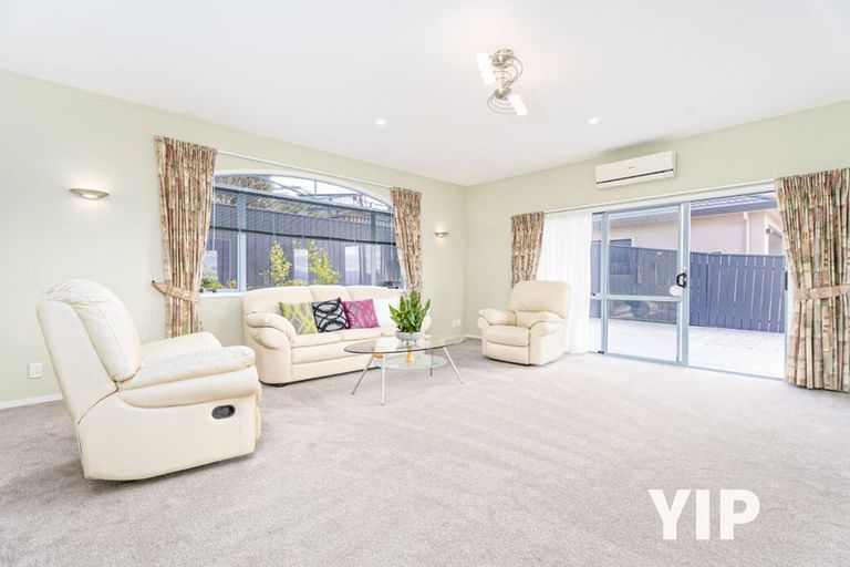 Photo of property in 3 Forbes Lane, Newlands, Wellington, 6037