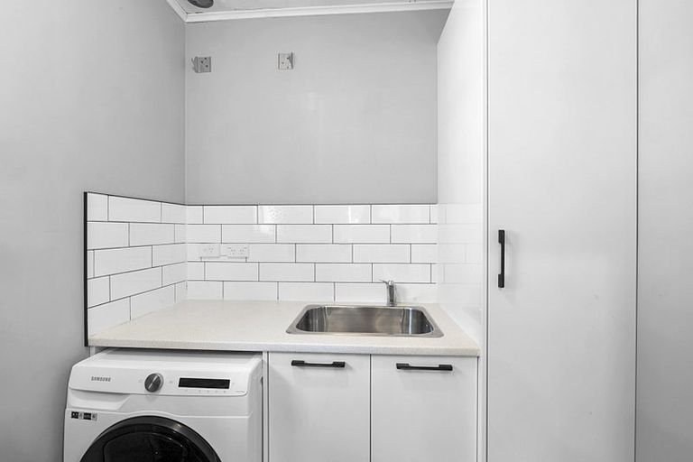 Photo of property in 4 Ward Place, Marfell, New Plymouth, 4310