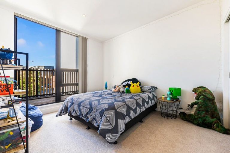 Photo of property in 25 Isitt Road, Hobsonville, Auckland, 0616