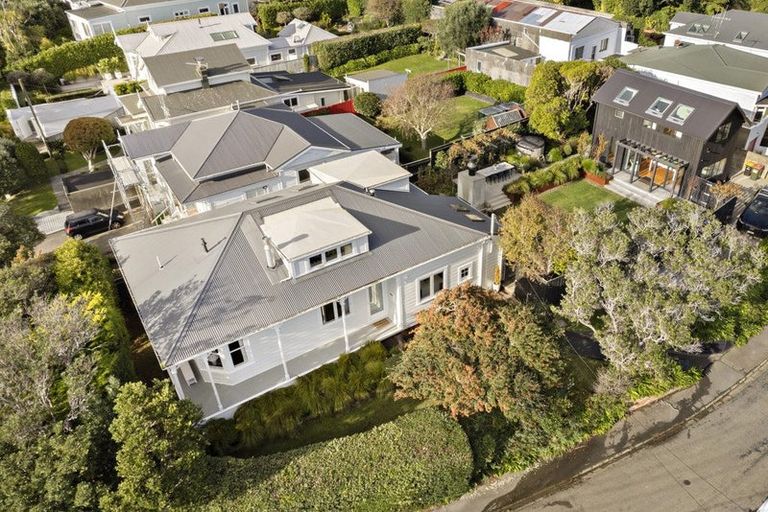 Photo of property in 17 West Road, Northland, Wellington, 6012