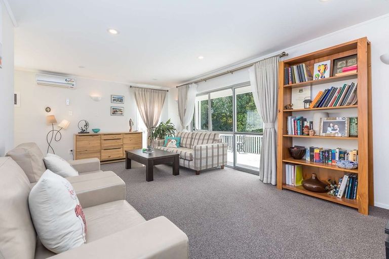 Photo of property in 17 Celeste Place, Totara Vale, Auckland, 0627