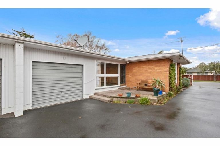 Photo of property in 43 Prestons Road, Redwood, Christchurch, 8051