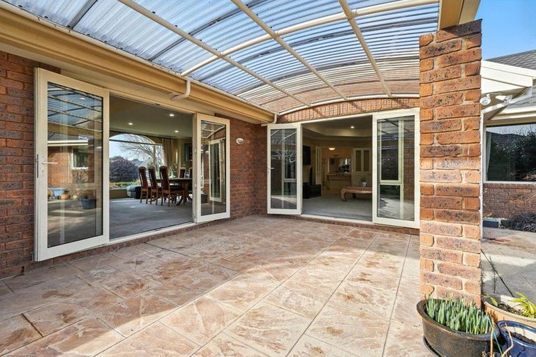 Photo of property in 10 Dinglebay Place, Casebrook, Christchurch, 8051