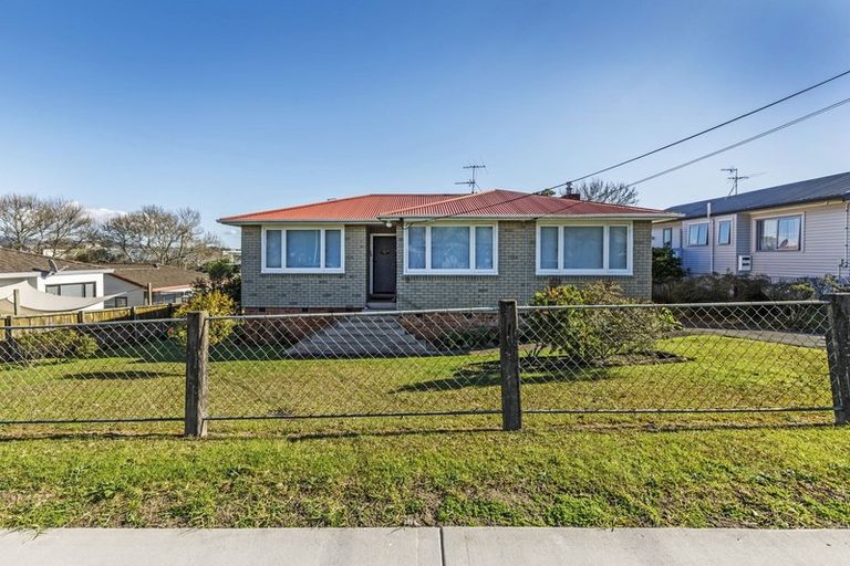 Photo of property in 13 Newington Road, Henderson, Auckland, 0612