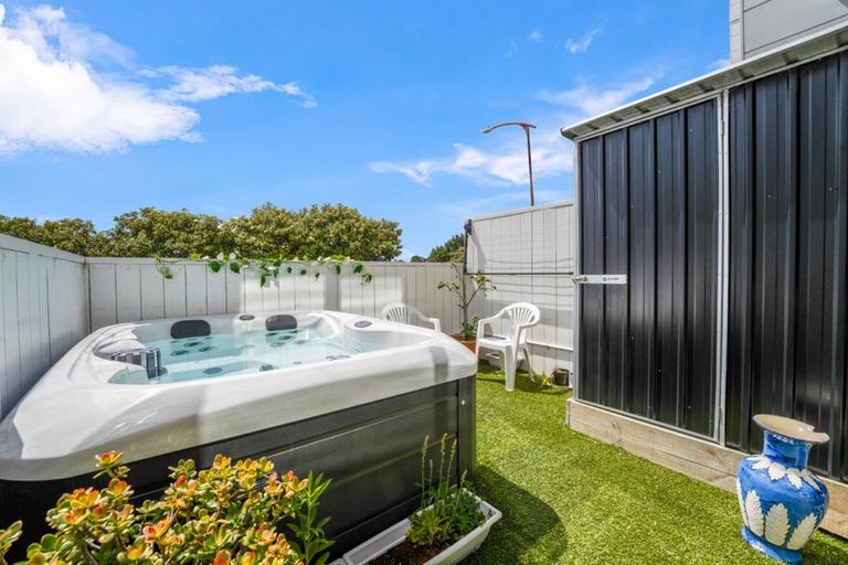 Photo of property in 3/2 Jadewynn Drive, Massey, Auckland, 0614