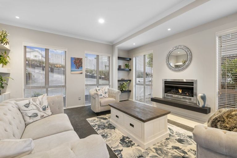 Photo of property in 8 Oak View Terrace, Schnapper Rock, Auckland, 0632