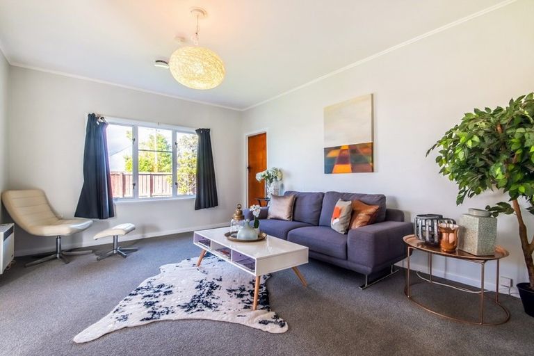 Photo of property in 72 Lynwood Road, New Lynn, Auckland, 0600