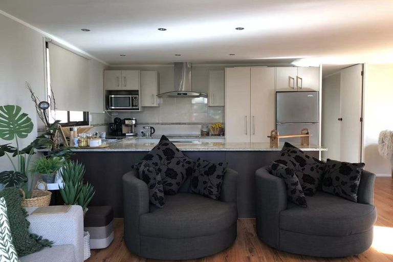 Photo of property in 32 Exeter Place, Unsworth Heights, Auckland, 0632