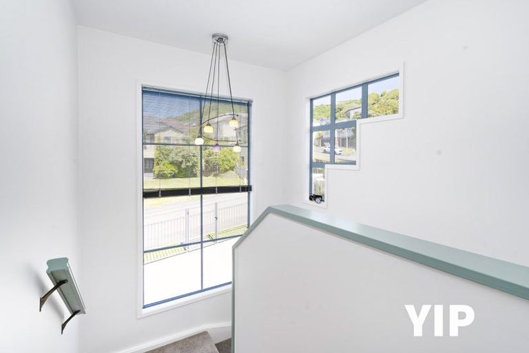 Photo of property in 3 Forbes Lane, Newlands, Wellington, 6037