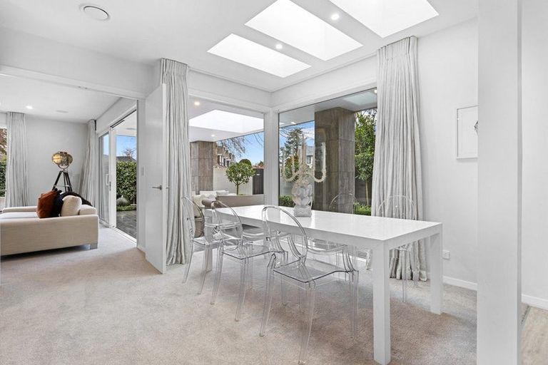 Photo of property in 2 Snowdon Road, Fendalton, Christchurch, 8052