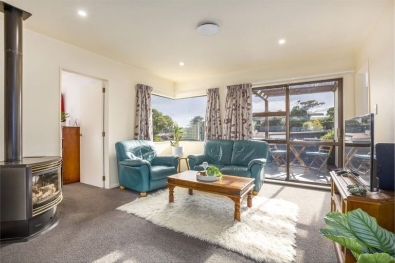 Photo of property in 10 Kowhai Street, Tawa, Wellington, 5028
