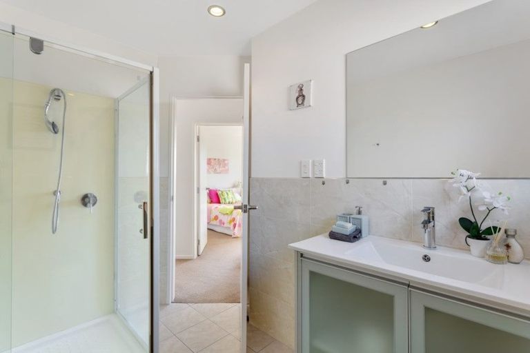 Photo of property in 3155a Great North Road, New Lynn, Auckland, 0600