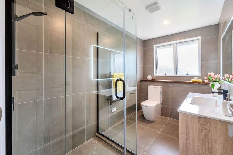 Photo of property in 52 Roberts Road, Te Atatu South, Auckland, 0610