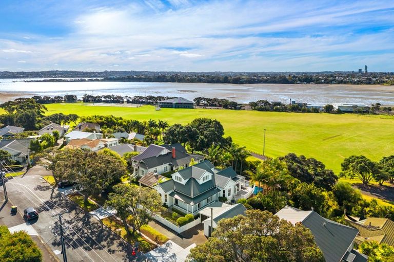 Photo of property in 46 Waterview Road, Stanley Point, Auckland, 0624