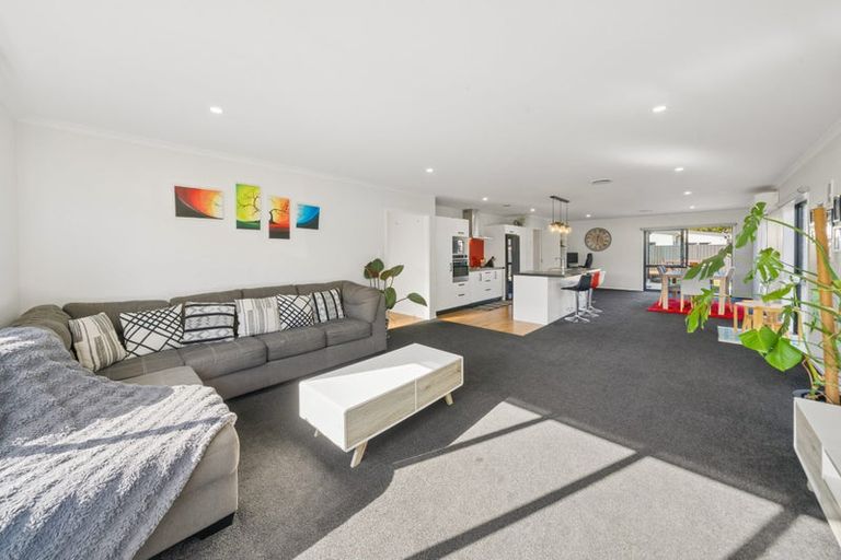 Photo of property in 17 Te Kaeaea Crescent, Wallaceville, Upper Hutt, 5018