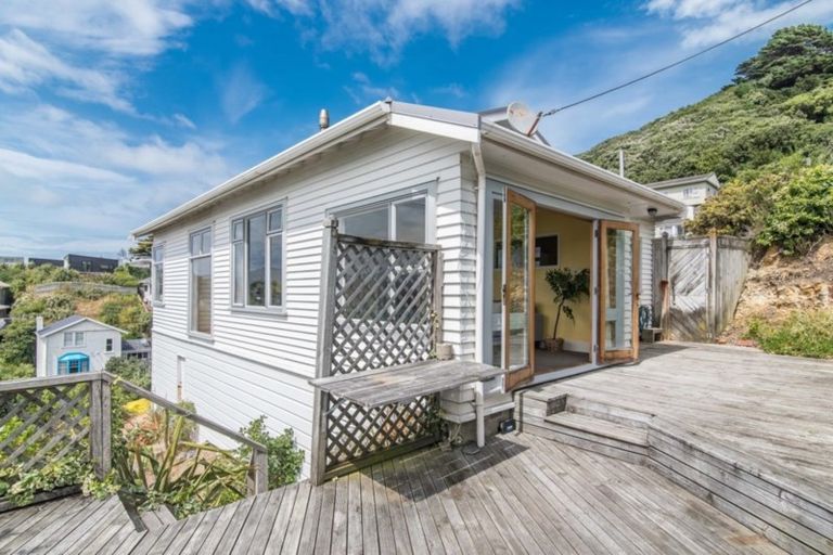 Photo of property in 24 Hungerford Road, Lyall Bay, Wellington, 6022