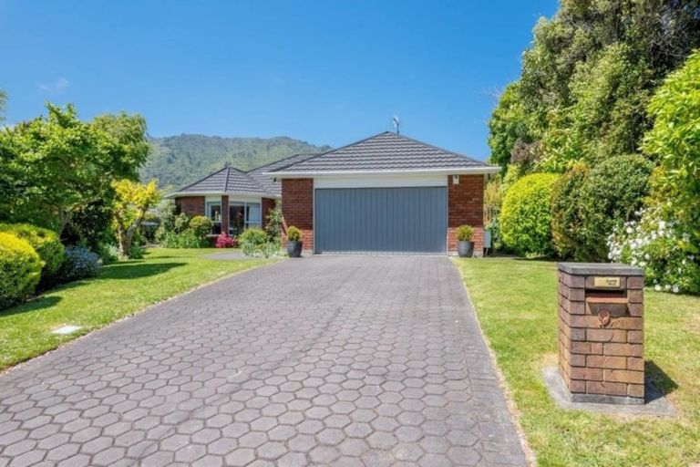 Photo of property in 9 Papawai Grove, Waikanae, 5036