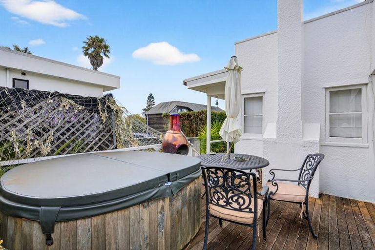 Photo of property in 1/50 Masterton Road, Rothesay Bay, Auckland, 0630