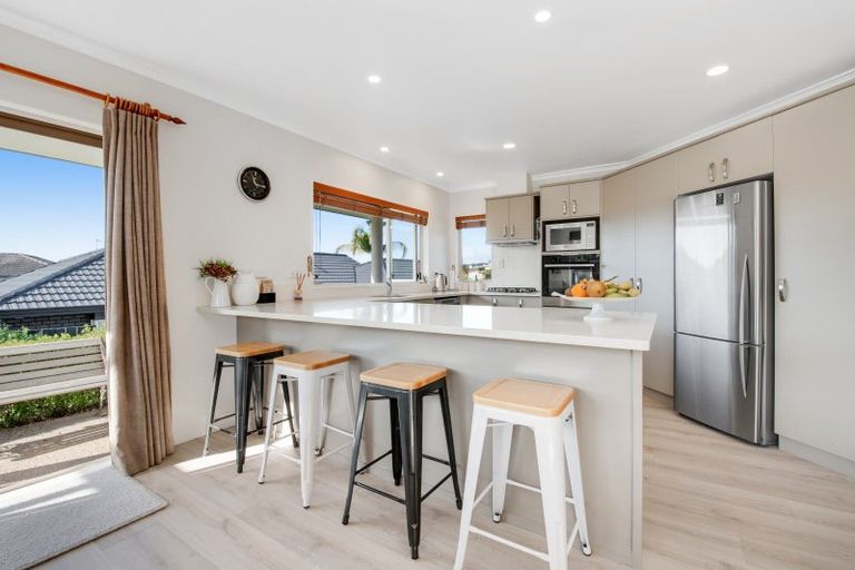 Photo of property in 14 Astor Place, Orewa, 0931