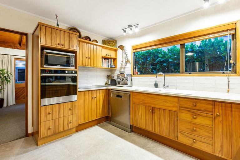 Photo of property in 146 Breaker Bay Road, Breaker Bay, Wellington, 6022