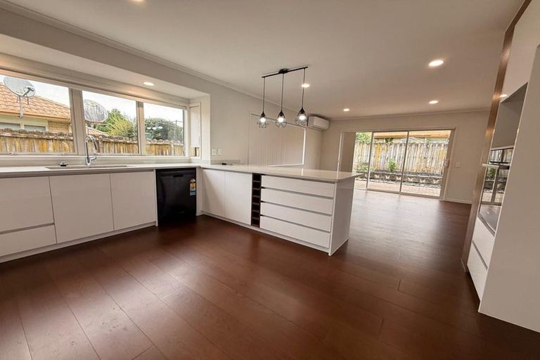 Photo of property in 2 Corta Bella Place, Golflands, Auckland, 2013