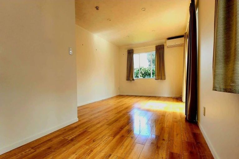 Photo of property in 11 Gloria Avenue, Te Atatu Peninsula, Auckland, 0610