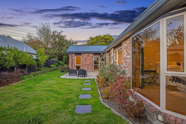 Photo of property in 152 Hawthornden Road, Avonhead, Christchurch, 8042