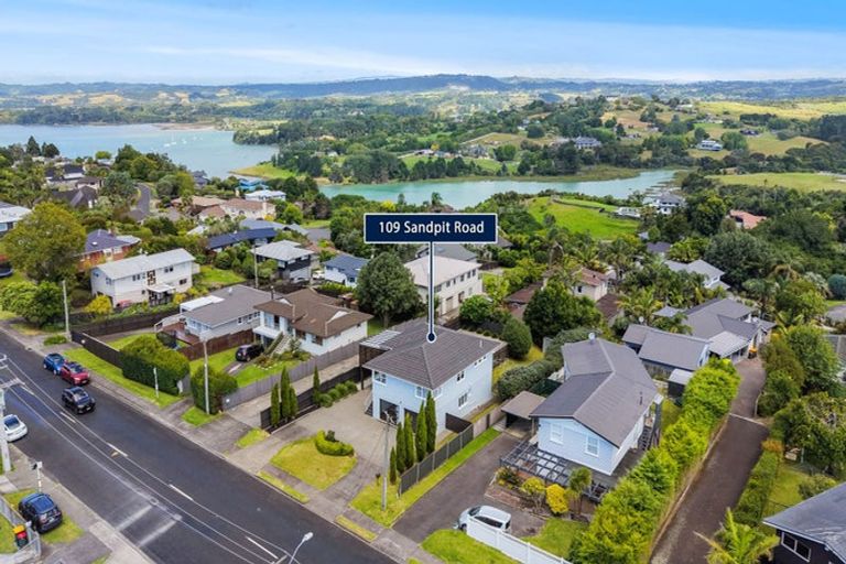 Photo of property in 109 Sandspit Road, Shelly Park, Auckland, 2014