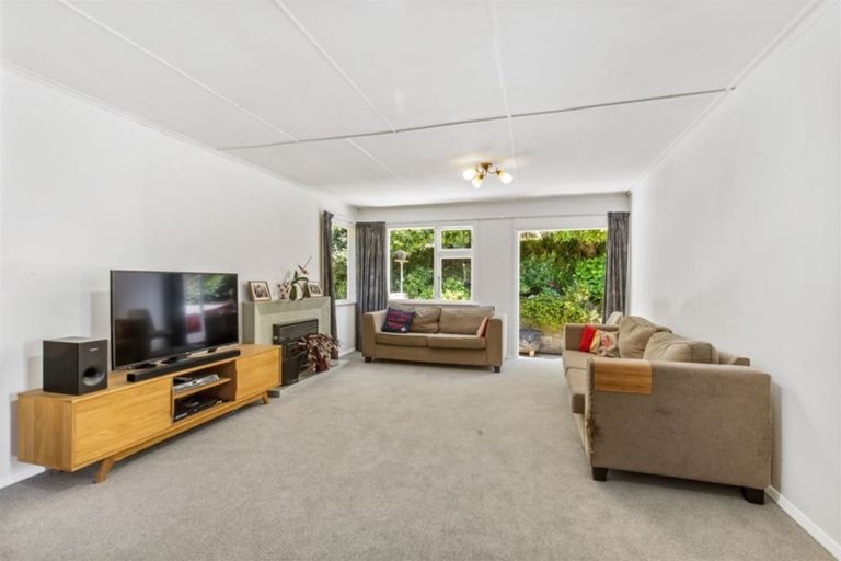 Photo of property in 6 Royston Way, Newlands, Wellington, 6037