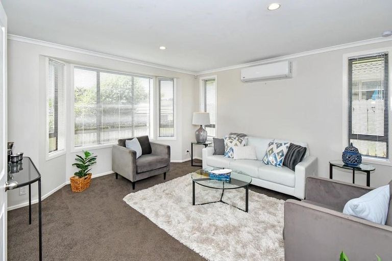 Photo of property in 10 Mt Lebanon Crescent, The Gardens, Auckland, 2105