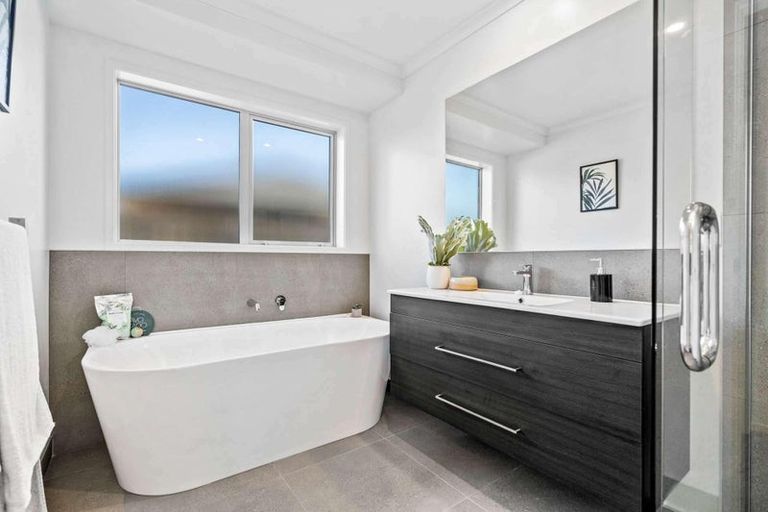 Photo of property in 32 Te Piriti Road, One Tree Point, 0118