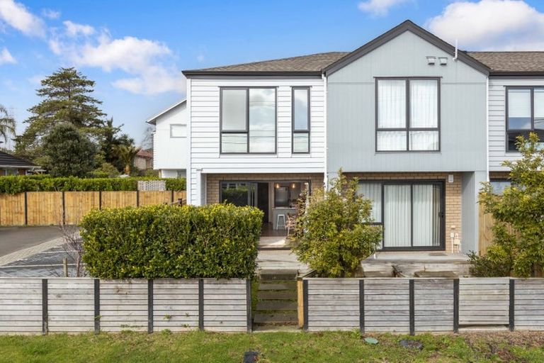 Photo of property in 1 Royal View Road, Te Atatu South, Auckland, 0610